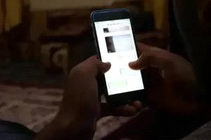 تعز.. ثلاثة شبان ينهبون هاتف امرأة ويبتزونها بـ20 ألف ريال سعودي