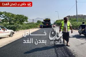 استمرار أعمال سفلتة سوق مودية لليوم الثاني ضمن المرحلة الثانية من تأهيل خط أبين الدولي