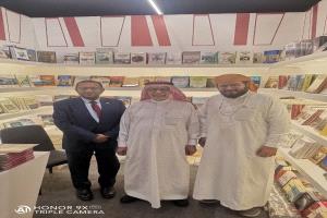 محمد بالفخر يزور جناح دار الوفاق الحديثة للنشر والتوزيع بالرياض