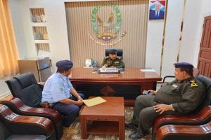 مدير عام شرطة شبوة يناقش تعزيز قدرات خفر السواحل لضمان أمن سواحل المحافظة