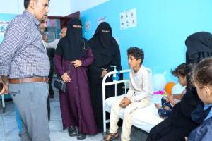 مدير الخدمات الطبية بالمقاومة الوطنية يتفقد حالة الطفلة نبيلة ابنة الشهيد الحسيني ويؤكد دعم أسر الشهداء والجرحى