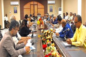 محافظ لحج يترأس اجتماع المكتب التنفيذي ويقر إجراءات لتعزيز الخدمات الصحية والاتصالات وحماية مشاريع البنية التحتية