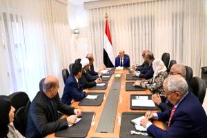 الرئيس العليمي يشيد بدور الفريق القانوني ويؤكد أهمية الجهد التشريعي في مواجهة المليشيات الحوثية