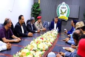 النائب العام ووزير الدفاع يتفقدان ميناء الحاويات بعدن ويؤكدان على تعزيز الانضباط وتسهيل الإجراءات