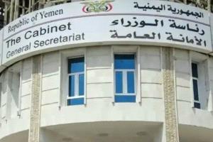 الحكومة تبدأ صرف المرتبات المتأخرة لموظفي الدولة وتتعهد بانتظامها شهرياً
