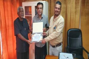 قيادة منتدى اصدقاء الإعلاميين والصحفيين وصحيفة منابر عدن تكرمان مدير عام القطن بشهادة شكر وتقدير