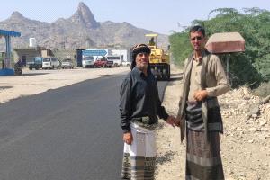 نائب مدير أمن مودية يشيد بمؤسسة الناصر للتنمية وجهودها في إعادة تأهيل الخط الدولي بأبين