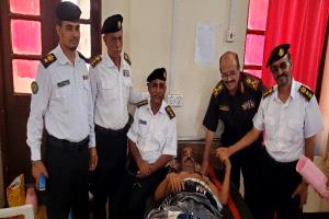 قيادات الكلية البحرية والدفاع الساحلي يزورون زميلهم العقيد فضل عبده ناجي للاطمئنان على صحته
