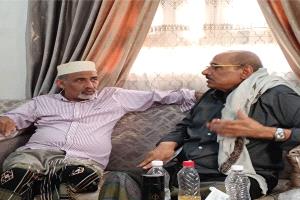 المناضل أحمد المجيدي يزور القائد محمود الصبيحي ويطمئن على صحته بعد عودته من ألمانيا