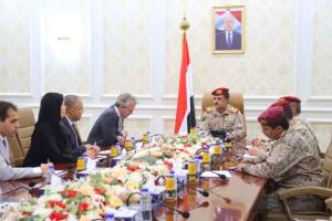 وزير الدفاع يبحث مع الصليب الأحمر تعزيز العمل الإنساني في اليمن