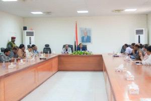 برئاسة المحافظ بن الوزير .. لجنة المناقصات تقر وتعلن عددًا من المناقصات الخدمية والتنموية
