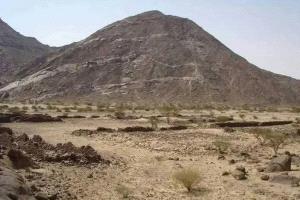 المخا..  المساحة الجيولوجية بعدن تنفي وجود معادن استراتيجية في “جبل النار”