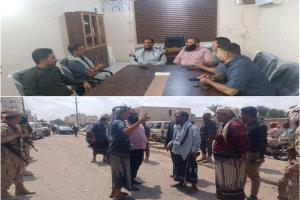مدير عام خنفر "اليوسفي" يناقش مع فريق مبادرة طريق أبين تأهيل الطرق الداخلية المتهالكة في جعار
