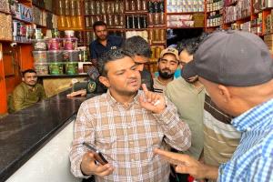 عقب تلقيه شكاوي من المواطنين.. وسام معاوية يواصل حملاته الرقابية ويضبط كبار التجار المخالفين