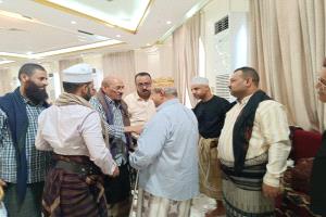 محافظ البنك المركزي أحمد المعبقي يتلقى واجب العزاء في وفاة شقيقه