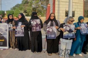 وقفة احتجاجية بمشاركة رئيسة اللجنة الوطنية للمرأة والقيادات النسوية في عدن تطالب بتحقيقات عادلة في اغتيال "إفتهان المشهري"