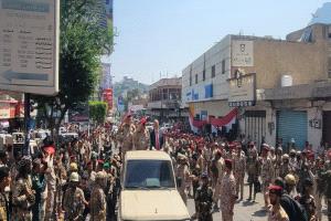وزير الدفاع يطلع على الجاهزية القتالية والفنية في محور تعز