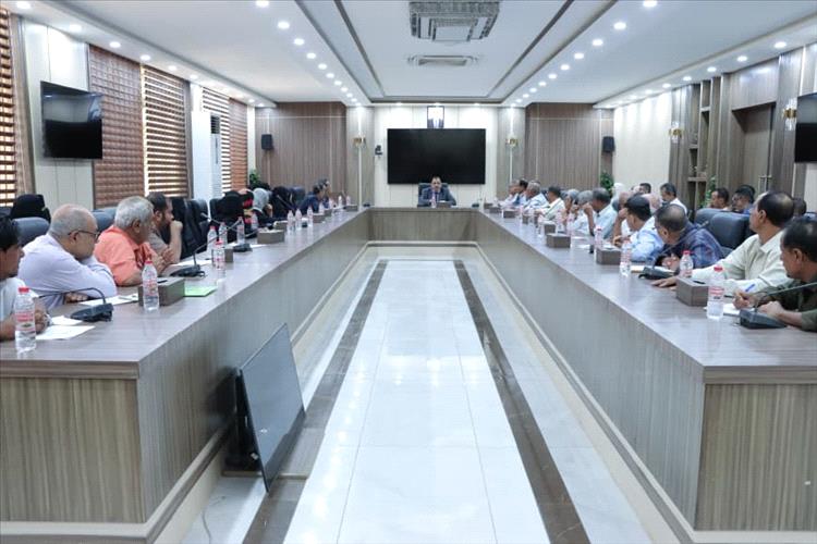 وزير الزراعة والاسماك يرأس اجتماعا موسعا للقطاعات المالية والإيرادية
