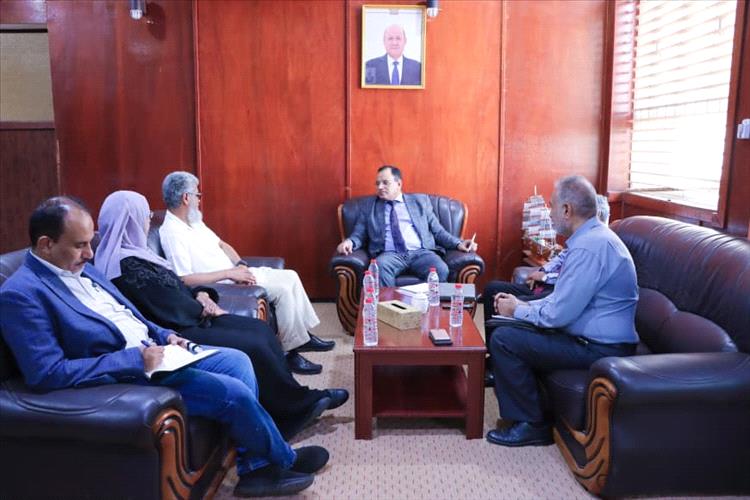 الوزير السقطري يبحث مع عميد كلية الصيدلة سبل تعزيز التعاون في مجال الصناعات الدوائية