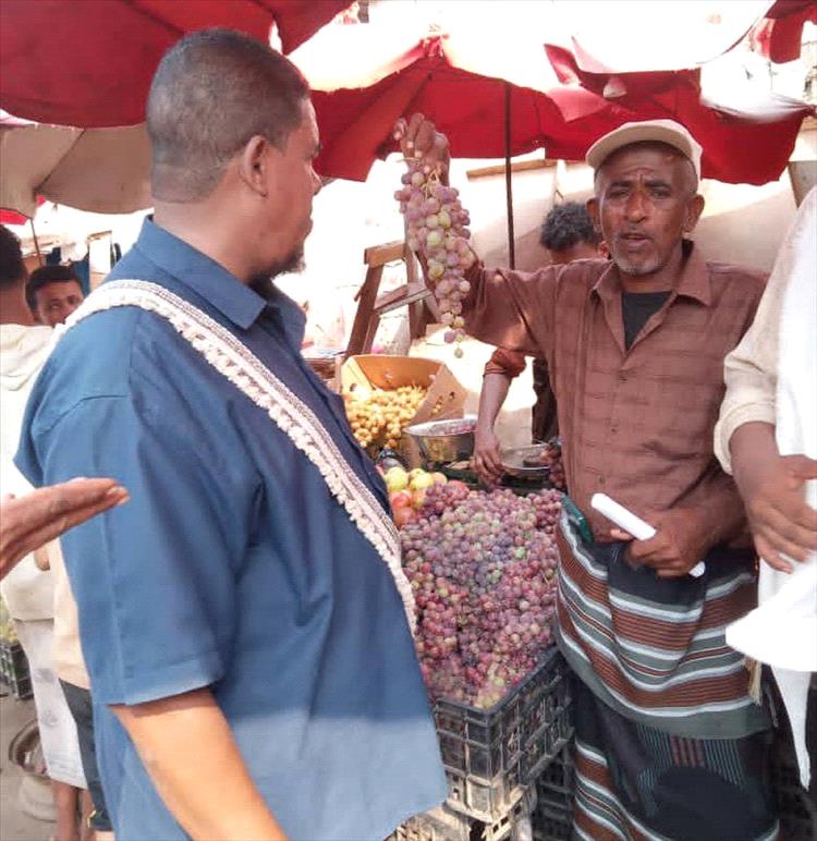 انتقالي زنجبار يواصل حملاته الرقابية لضبط الأسعار في أسواق المديرية