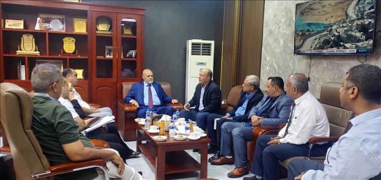 محافظ تعز ونائب وزير الصناعة يناقشان تقييم الحملات الرقابة وإطلاق منصة لشكاوى المواطنين