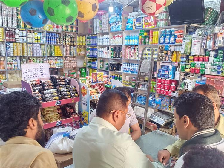 بتوجيهات محافظ شبوة.. حملة ميدانية لضبط الأسعار تشمل المطاعم والمحلات التجارية وأسواق الخضار والفواكه