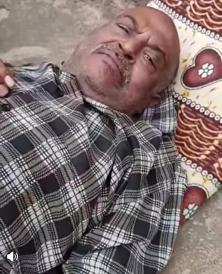 عمر دعسة .. حكاية رجل فقير صنع البهجة في قلوب الناس ثم أقعده المرض على الفراش