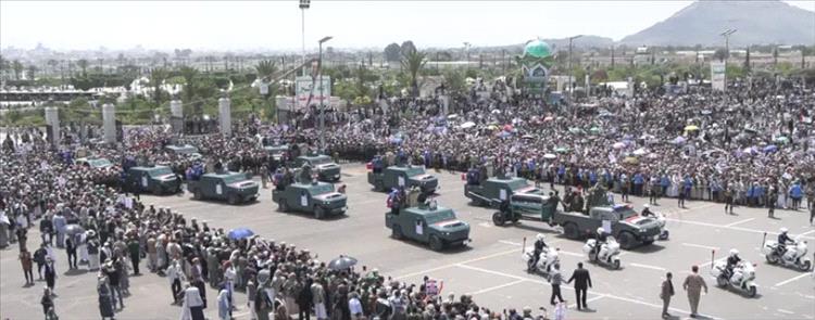 الحوثيون يشيعون 12 من قادة حكومتهم