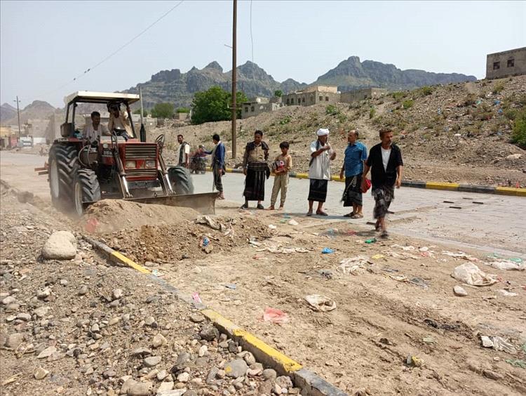 مدير عام المسيمير ومدير صندوق النظافة يواصلان حملة رفع مخلفات الأمطار والسيول من الطرق الرئيسة والفرعية بالمديرية