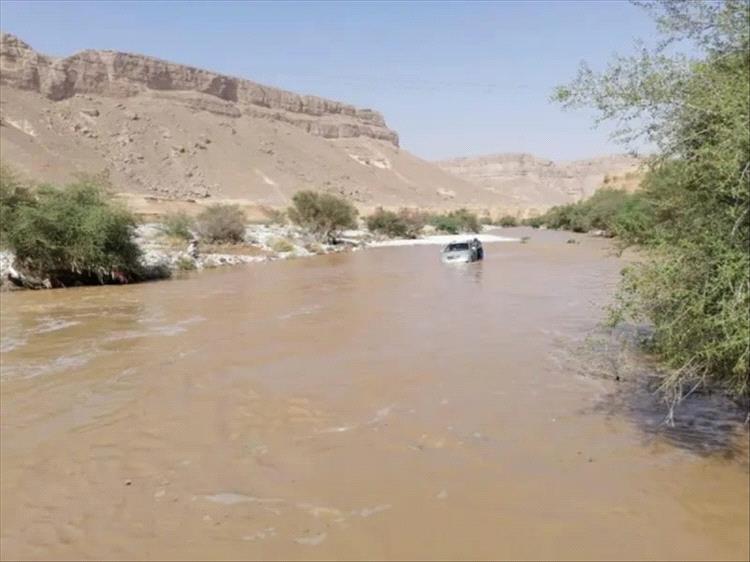 انتشال جثة شاب بعد غرقه في سيول الأمطار بحضرموت