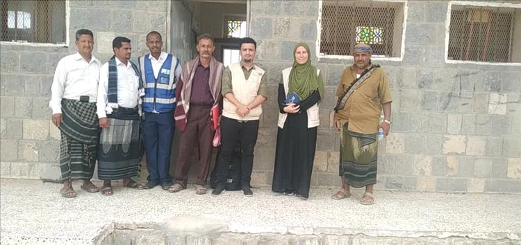 السيدة مورجان فلين منسقة منظمة الإعانة الفرنسية الإسلامية وفريقها يقومان بزيارة لعدد من مدارس ردفان