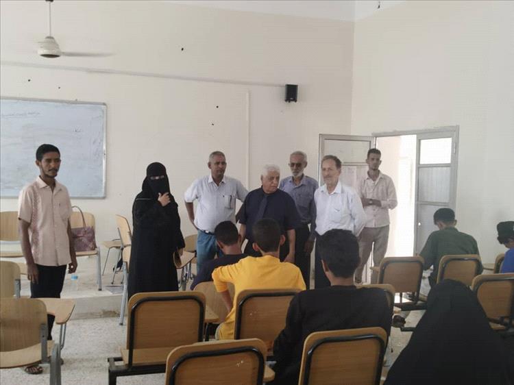 رئيس جامعة لحج يدشن امتحانات المفاضلة بكلية العلوم الإدارية والمصرفي للعام الجامعي 2025/2026م