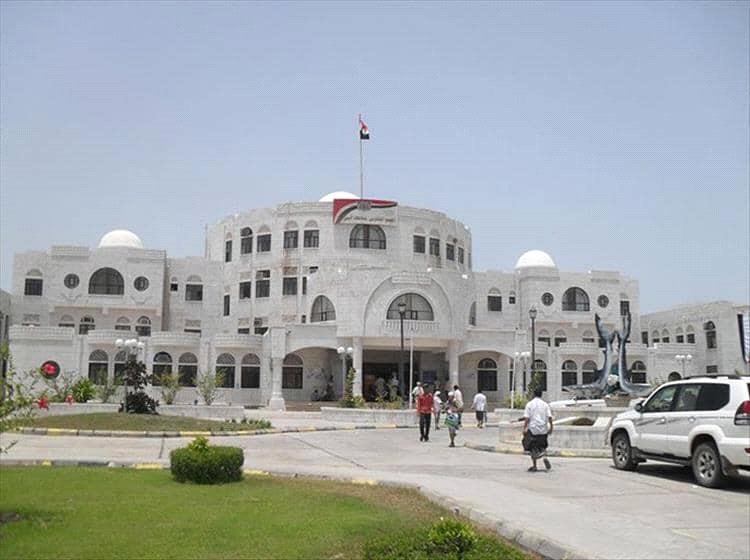 المجلس المحلي بمحافظة أبين يرفض استقالة مدير عام مؤسسة المياه ويثمّن إنجازاته الاستثنائية