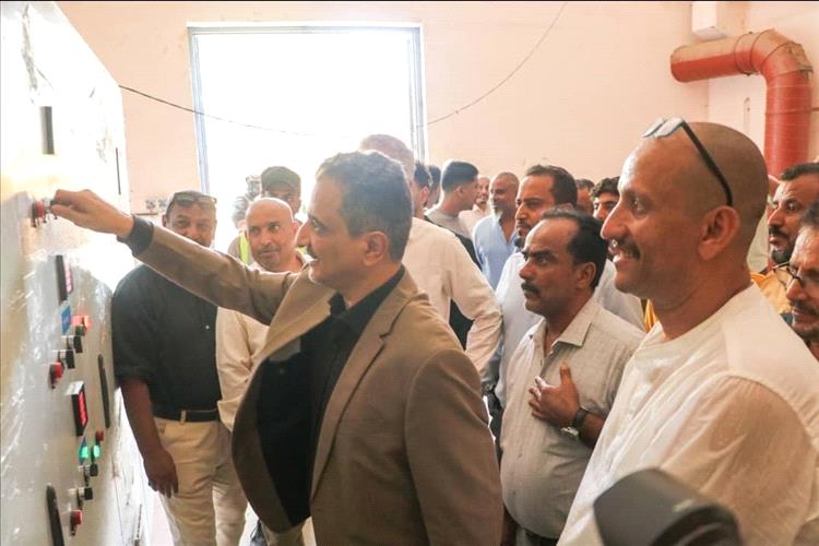 وزير الدولة محافظ عدن يدشن مشروع محطة ضخ مياه الصرف الصحي في خورمكسر