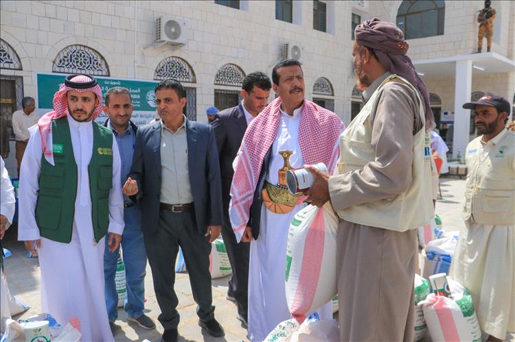 بدعم سعودي.. توزيع منحة البذور وحقائب البيطرة للمستفيدين من مشروع التمكين الرزاعي بمأرب