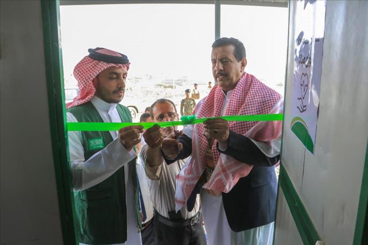 مأرب.. مركز الملك سلمان يدشن فصول بديلة مجهزة ومؤثثة وتوزيع حقائب مدرسية و زي مدرسي للطلاب