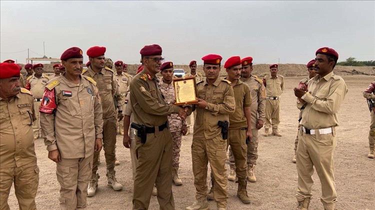العميد بن سلم يكرّم قائد لواء الشرطة العسكرية.. وفاءً لملاحم الإنقاذ البطولية في كارثة سيول عدن