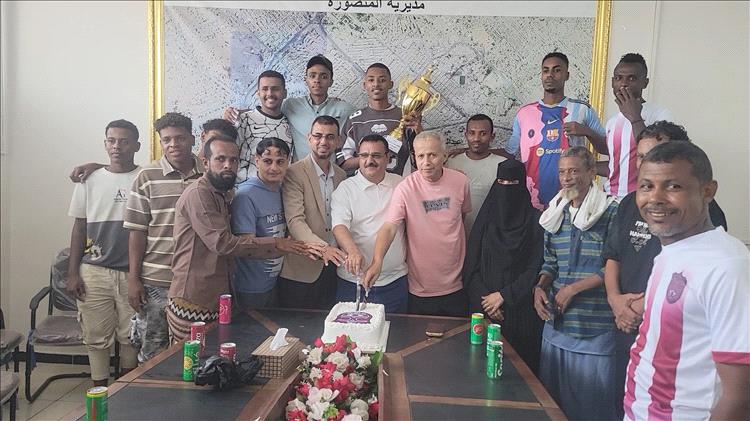 مدير عام المنصورة يكرم لاعبي كرة اليد بنادي أهلي عدن الرياضي