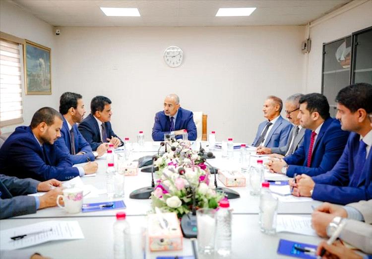 اللواء الزُبيدي يترأس اجتماعاً موسعاً للوقوف على الخطوات المنجزة لإعادة تشغيل مصفاة عدن