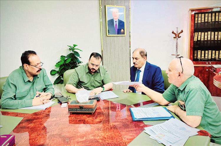 وزير الأشغال يناقش مع محافظ الضالع استئناف صيانة مشاريع الطرق
