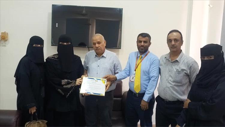 البيشي والسعيدي يكرمان مدير إدارة الاحصاء ونظم المعلومات بمستشفى الصداقة بعدن