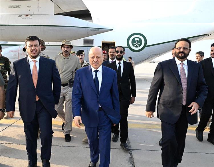 رئيس مجلس القيادة وعضوا المجلس سلطان العرادة وعبدالله العليمي يعودون الى العاصمة المؤقتة عدن