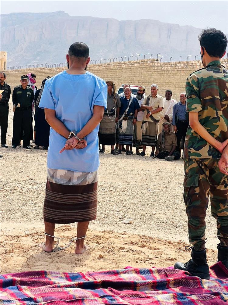شرطة شبوة والنيابة العامة ينفذان حكم الإعدام بحق مدانين بالقصاص الشرعي