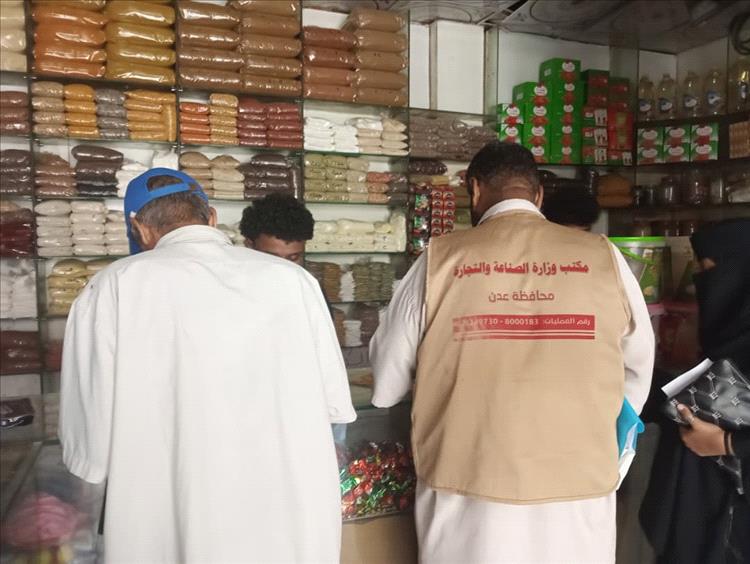 مكتب الصناعة والتجارة بالمعلا يواصل حملات مراقبة الأسعار ويحذر المتلاعبين