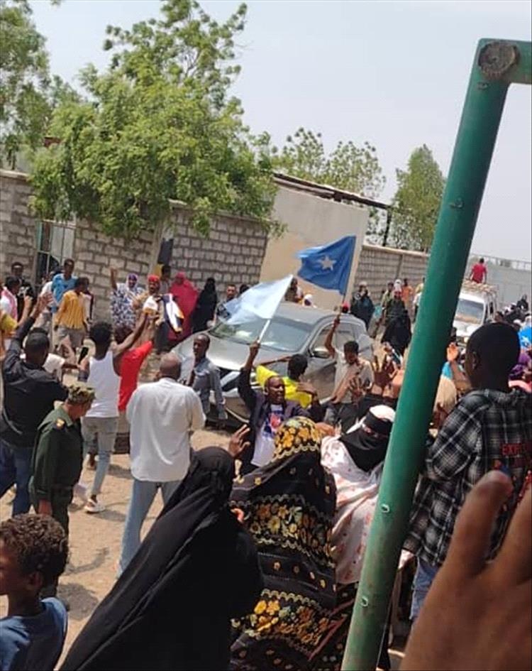سفير الصومال لدى اليمن يزور مخيم خرز بمحافظة لحج ويحظى باستقبال شعبي ورسمي حافل