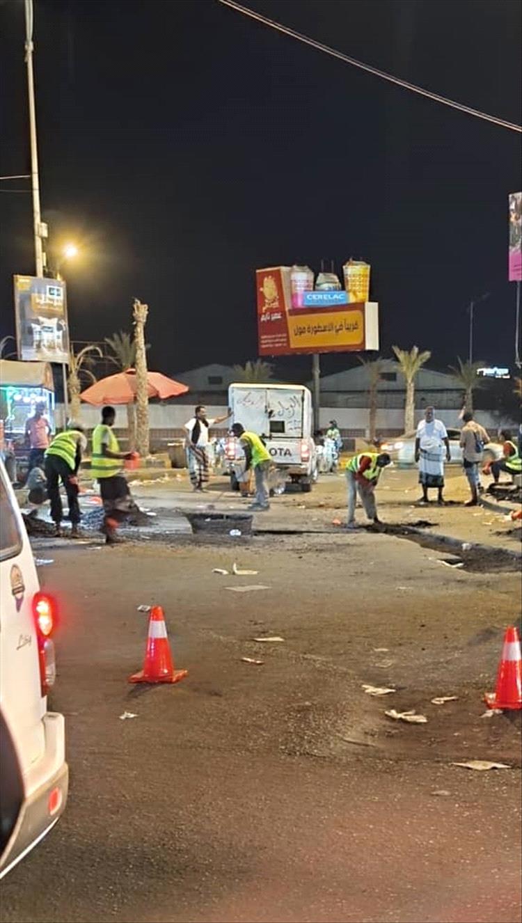 صيانة مسائية للطرقات تخفف من ازدحام عدن