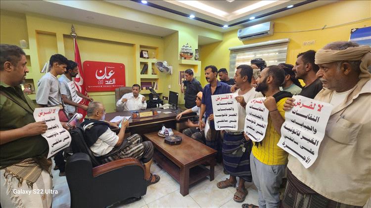 أزمة جبايات في خط يافع – عدن.. السائقون يحتجون ورئيس عدن الغد يتبنى مناشدتهم