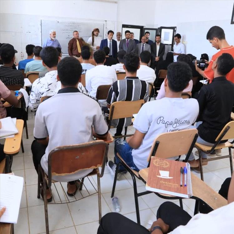 المحافظ بن ياسر ورئيس جامعة المهرة يدشنان العام الجامعي 2025- 2026م