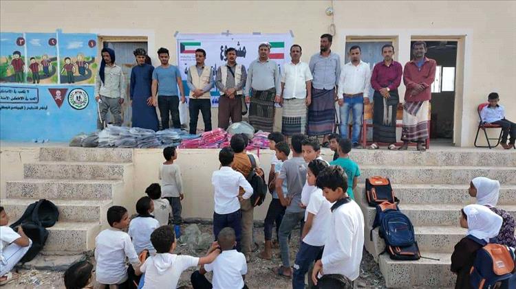 مدير عام الملاح ورئيس مؤسسة الجبل التنموية يدشنان توزيع المستلزمات المدرسية بمدرسة الصلولي استمرارًا لمسيرة دعم التعليم والتنمية