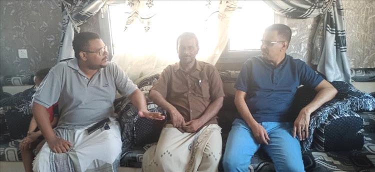 الأمين العام لمحلي حضرموت يقدم واجب العزاء لأسرة الفقيد احمد عمر مدي المدير الأسبق لمديرية الشحر